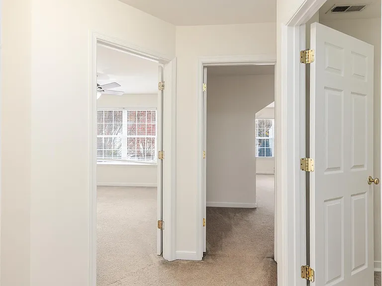 504 Queensbury Ln — Photo 20