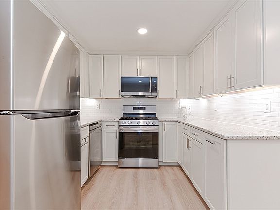 3rd image of 275 Chelsea St #3