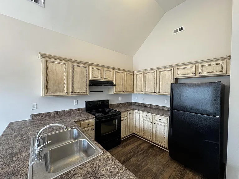 5901 Southwood Pkwy — Photo 3