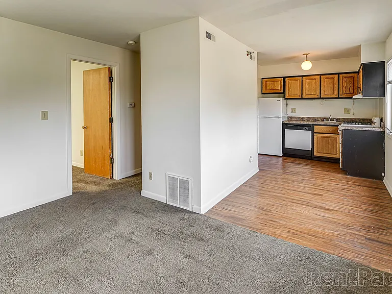 Campus Walk Apartments — Photo 43
