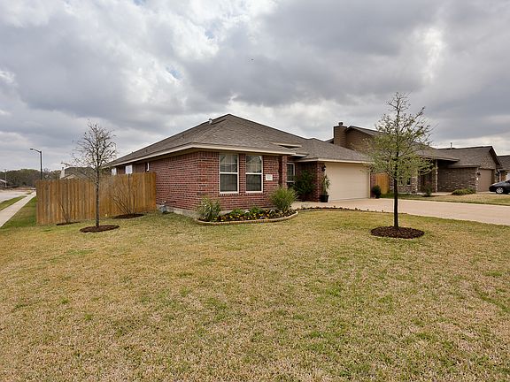 3rd image of 922 Emerald Dove Ave