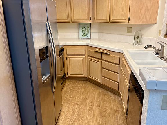Gourmet kitchen with dishwasher