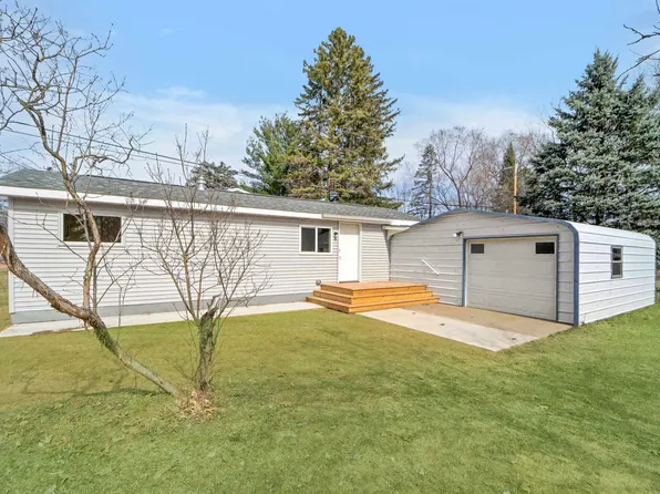 835 Division St, Wild Rose, WI 54984