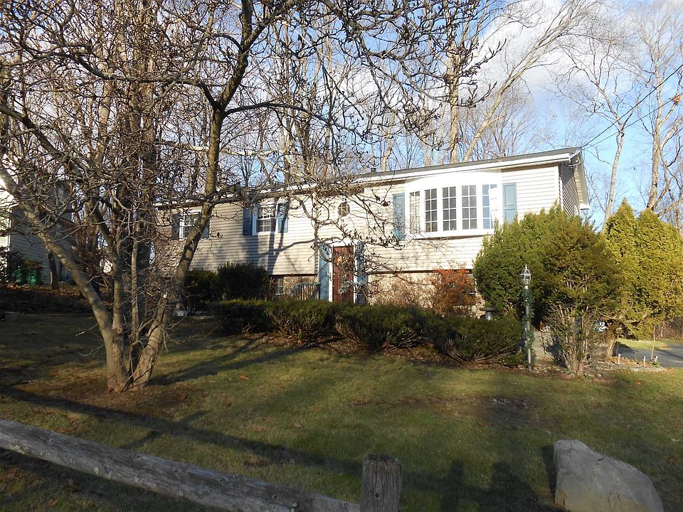 1st image of 14 Quaker Hill Dr