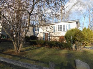 14 Quaker Hill Dr, Hyde Park, NY 12538