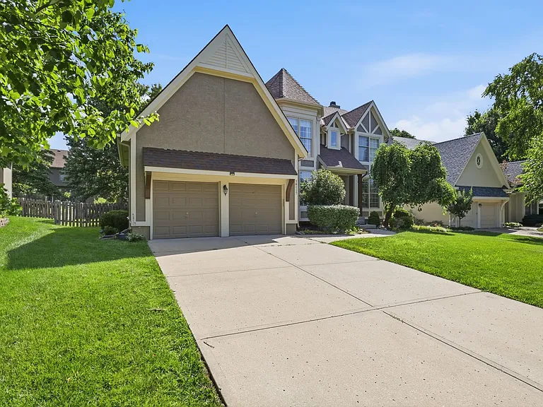 14117 Parkhill Ln — Photo 2