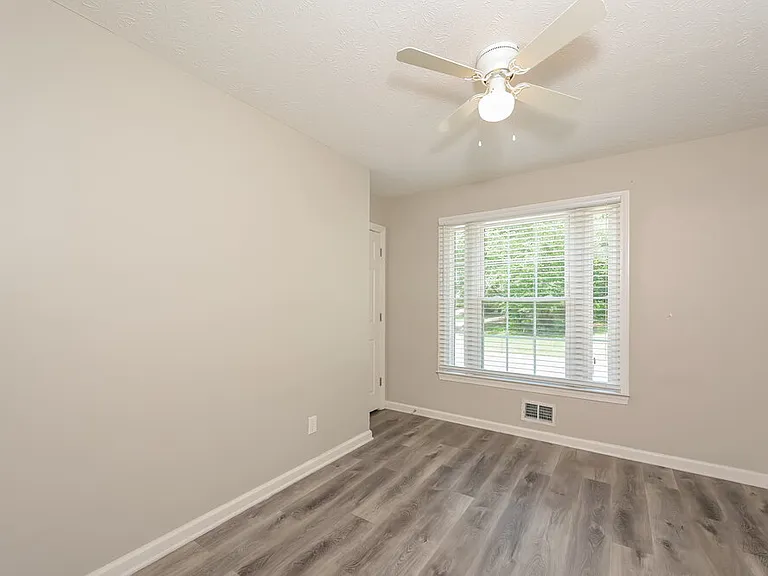 1070 Hunters Creek Ct — Photo 13