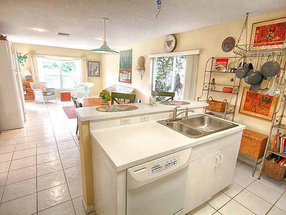 5th image of 6670 NW 75th Pl