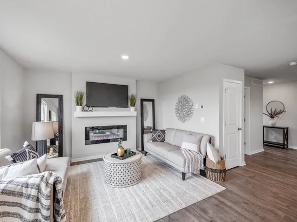 1245 Meadow View Dr, Carlisle, IA 50047