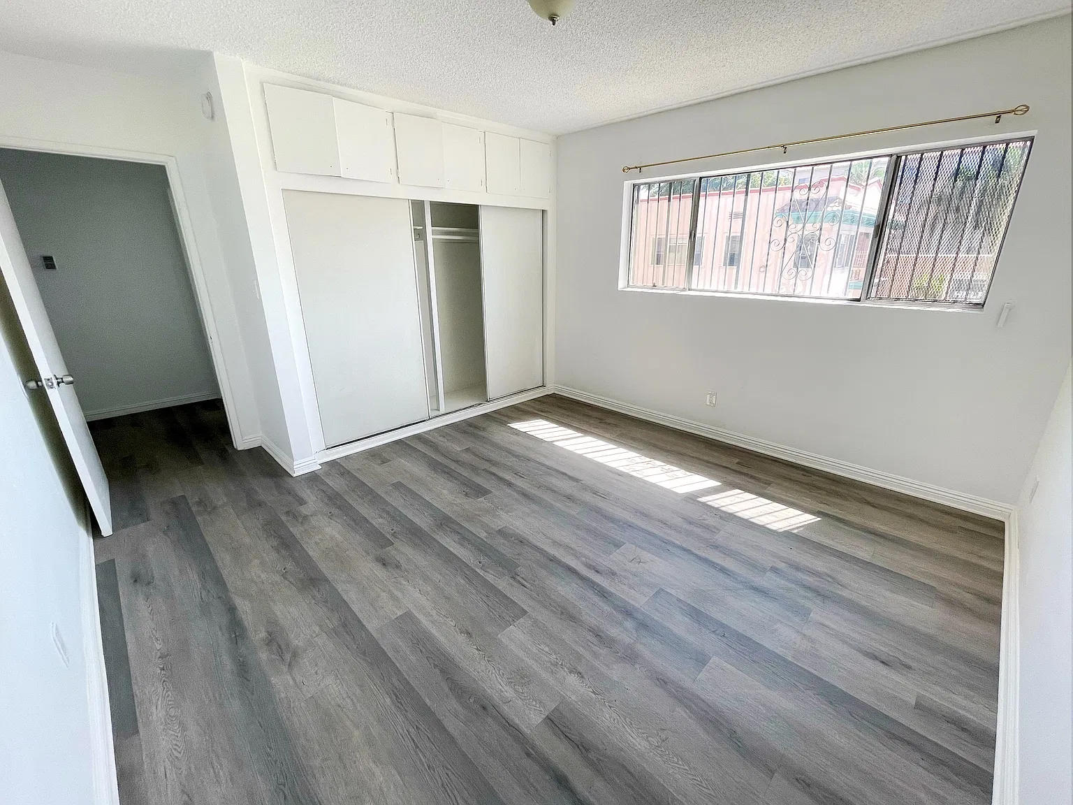 2 bed, 1000 sqft, $2,200 — Photo 4