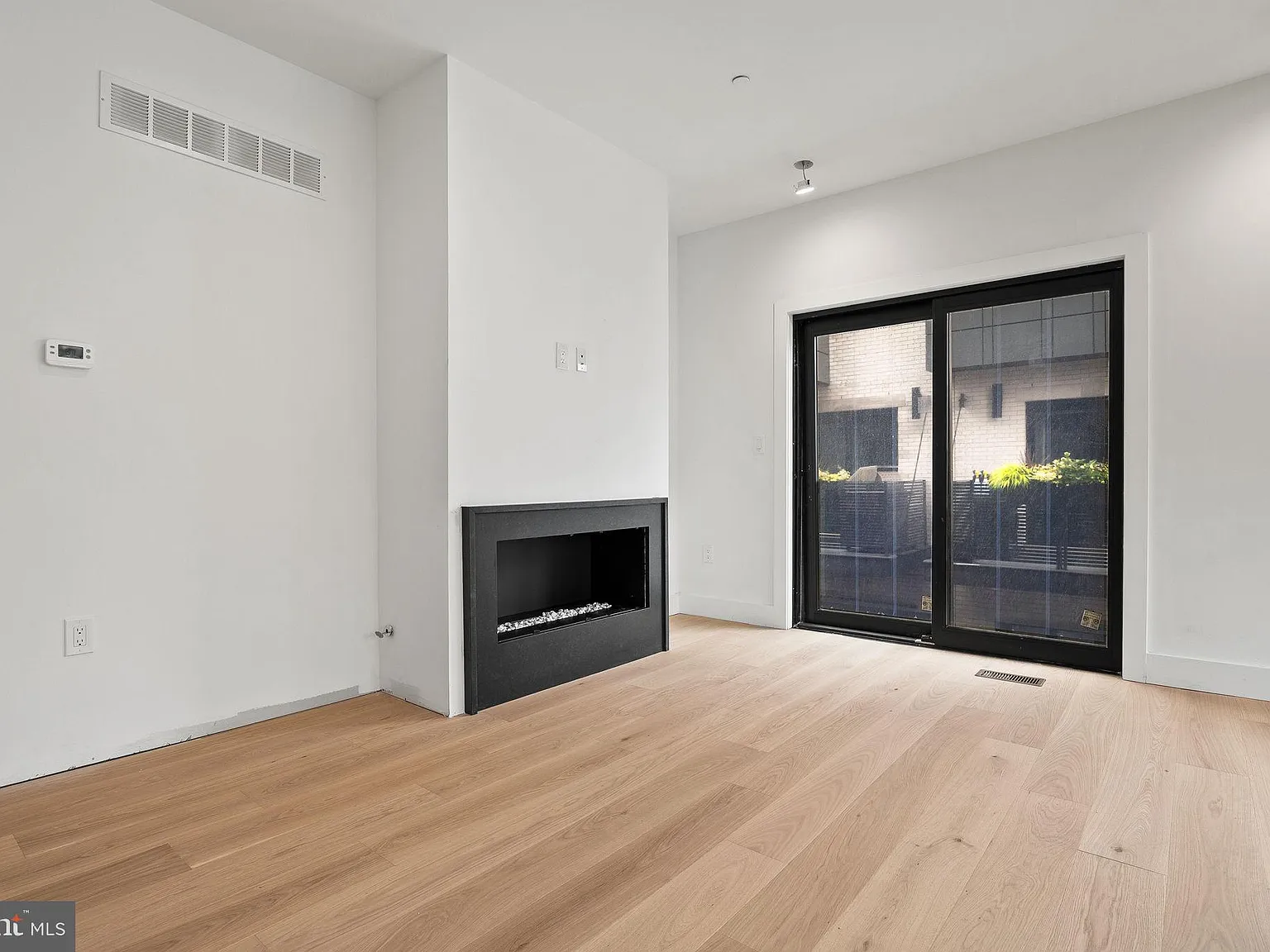 5 bed, 6.0 bath, 4687 sqft, $8,500 — Photo 4
