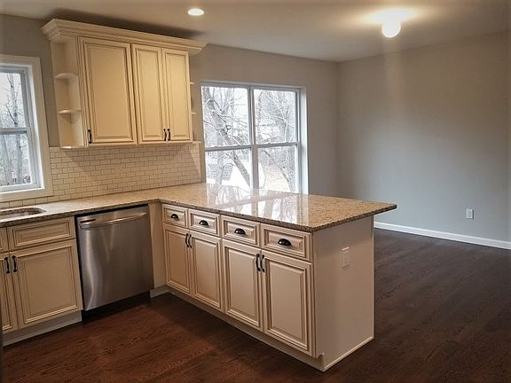 3rd image of 754 Islip Ave