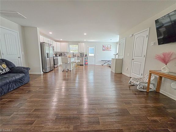 4th image of 1011 Thurmond St