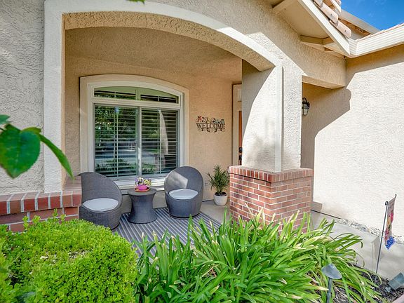 4th image of 385 Yellowstone Dr