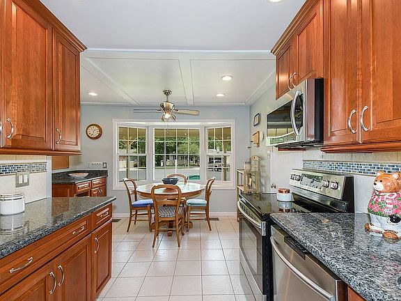 5th image of 3229 Manitoba Dr