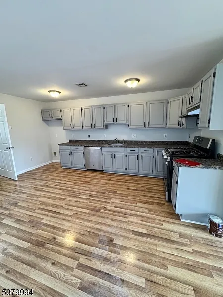 3 bed, 2.0 bath, $2,300 — Photo 2
