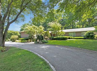 18 Longwood Rd, Sands Point, NY 11050