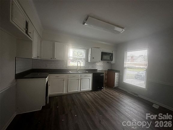5th image of 3105 Woodview Dr