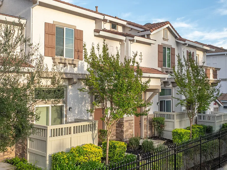 Adora Townhomes — Photo 10