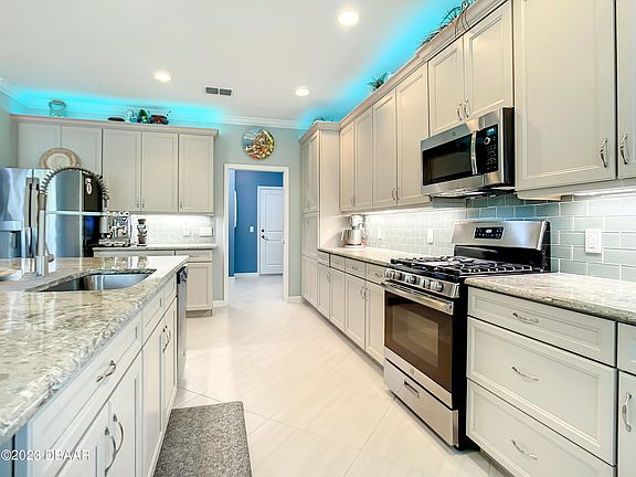 5th image of 125 Island Breeze Ave