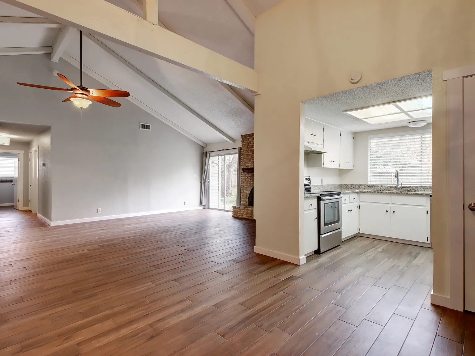 3 bed, 1339 sqft, $2,100 — Photo 2