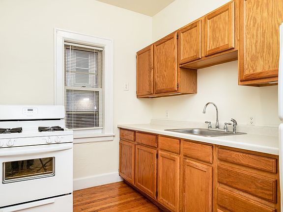 4th image of 1619 Lagoon Ave S #105