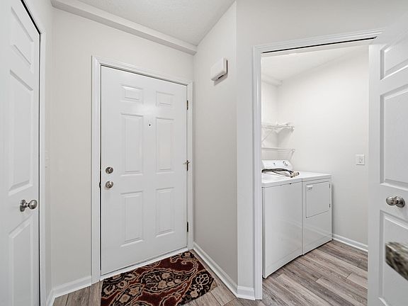 5th image of 822 W Barrington Cir