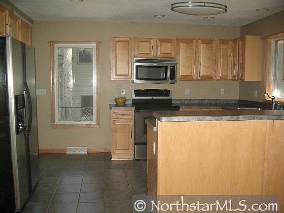 5th image of 3742 Edmar Ln NE