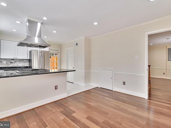 5th image of 223 S Fayette St