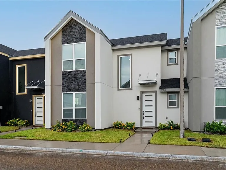5510 N Crown Point — Photo 2