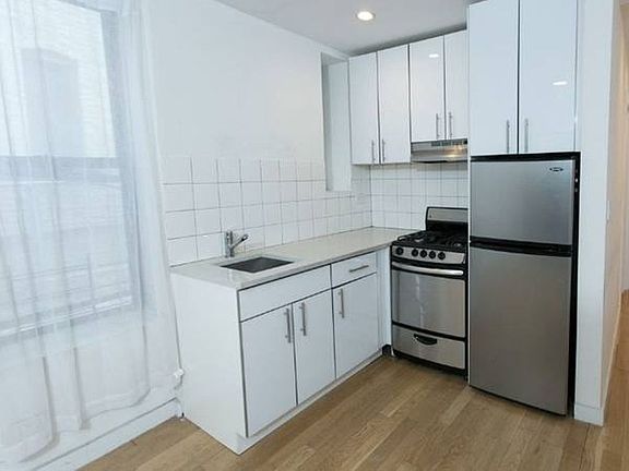 3rd image of 138 17th St APT 1