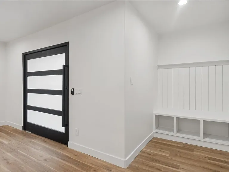 8525 E Clarendon Ave — Photo 4