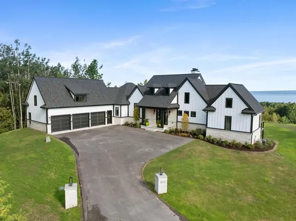 4712 Sunset View Ln, Petoskey, MI 49770