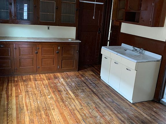 5th image of 1037 E Ferry St