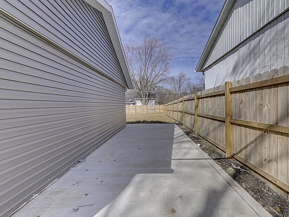 3rd image of 1444 Park Ln