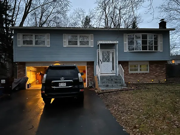 9 Gaslight Dr, Colonie, NY 12205