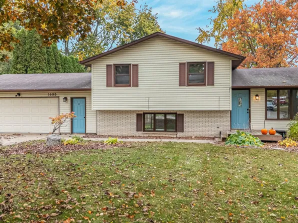 1680 Cormier Rd, Green Bay, WI 54313
