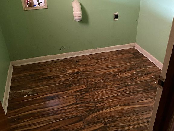 4th image of 6111 Manor Dr