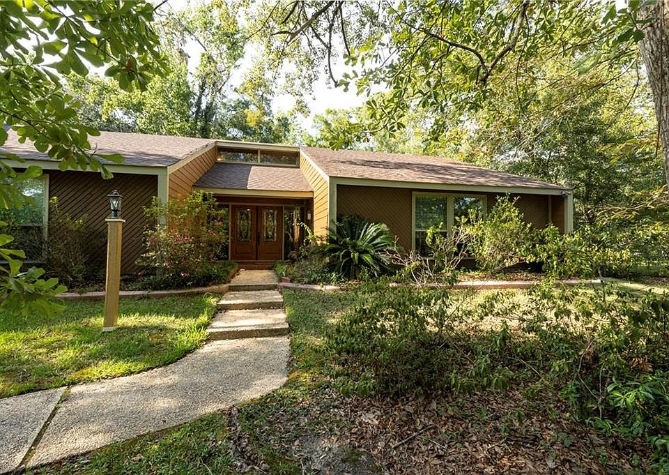 1st image of 110 Twin Oaks Dr