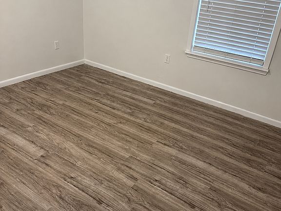 4th image of 609 Main St