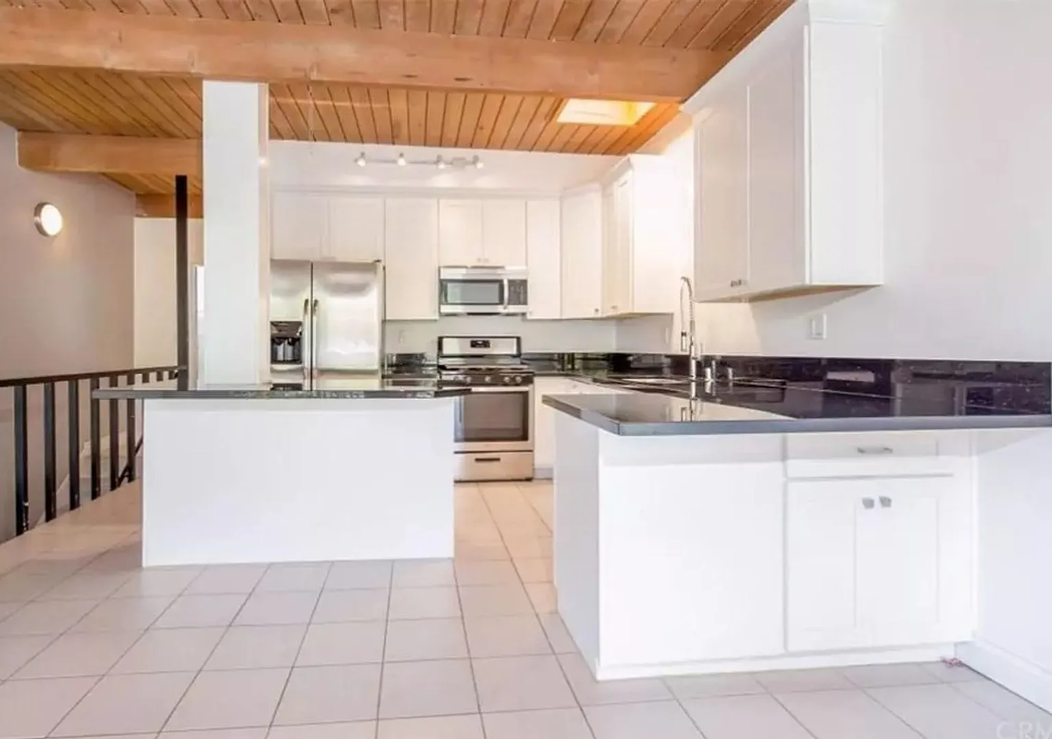 (four plex) 871 Park Avenue — Photo 2
