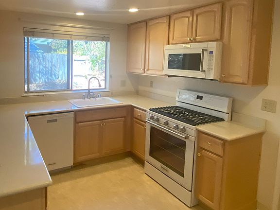 4th image of 305 Skylark Way