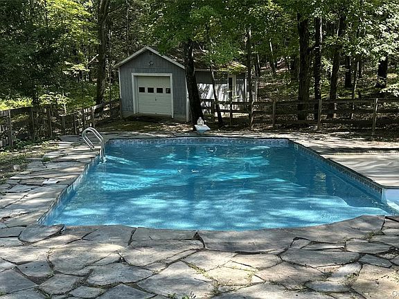 3rd image of 33 Willow Brook Ridge