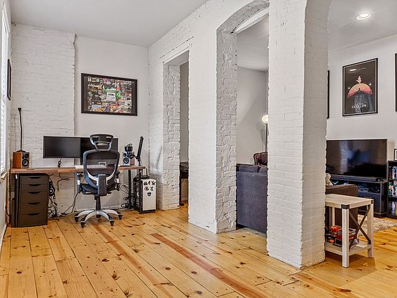 Exposed brick Archways, 10 ft ceilings
