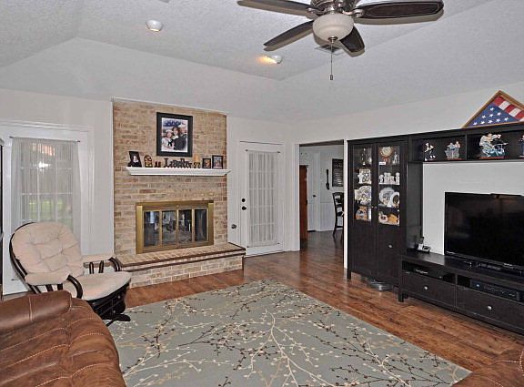 5th image of 630 Dogwood St