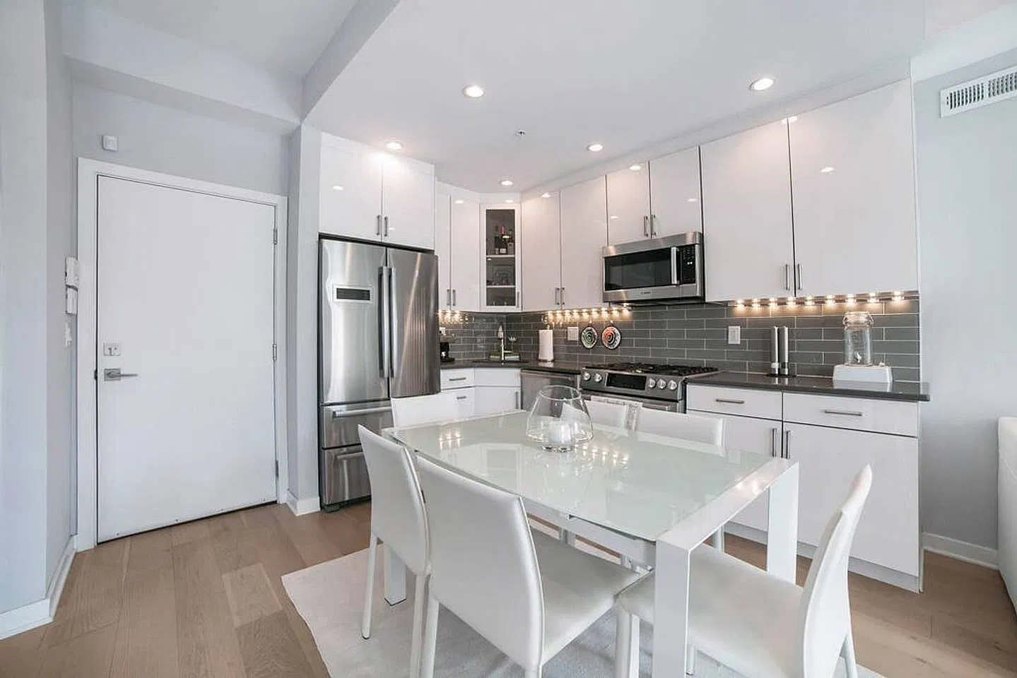2 bed, 1260 sqft, $2,900 — Photo 2