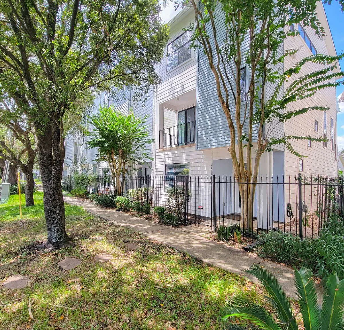 3 bed, 3.5 bath, 1777 sqft, $2,450 — Photo 2