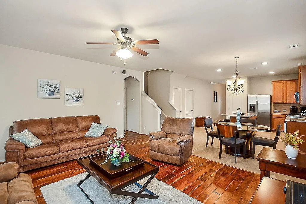 4 bed, 2.5 bath, 2233 sqft, $2,550 — Photo 3