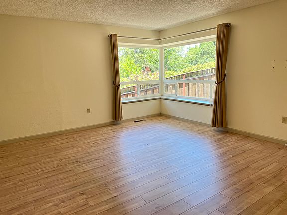 4th image of 416 Sherman Dr