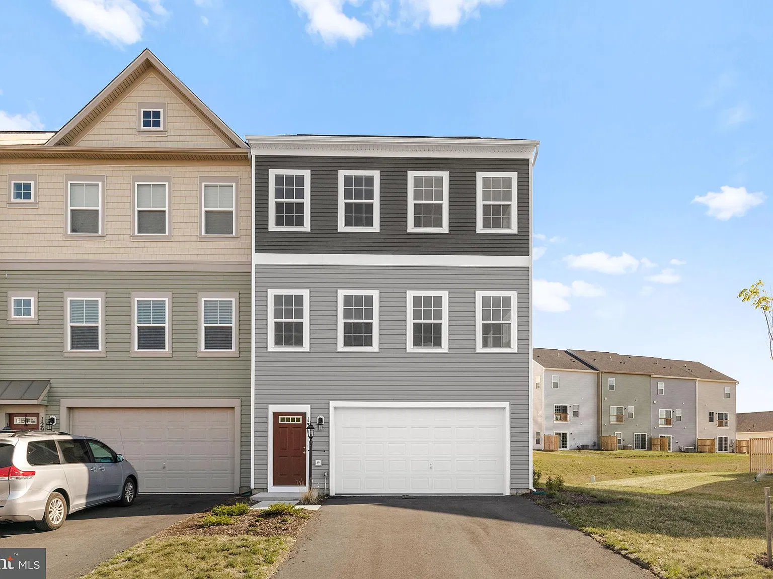 3 bed, 4.0 bath, 2444 sqft, $2,400 — Photo 1